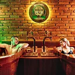 Beerland - At The Golden Lamb Couette-café